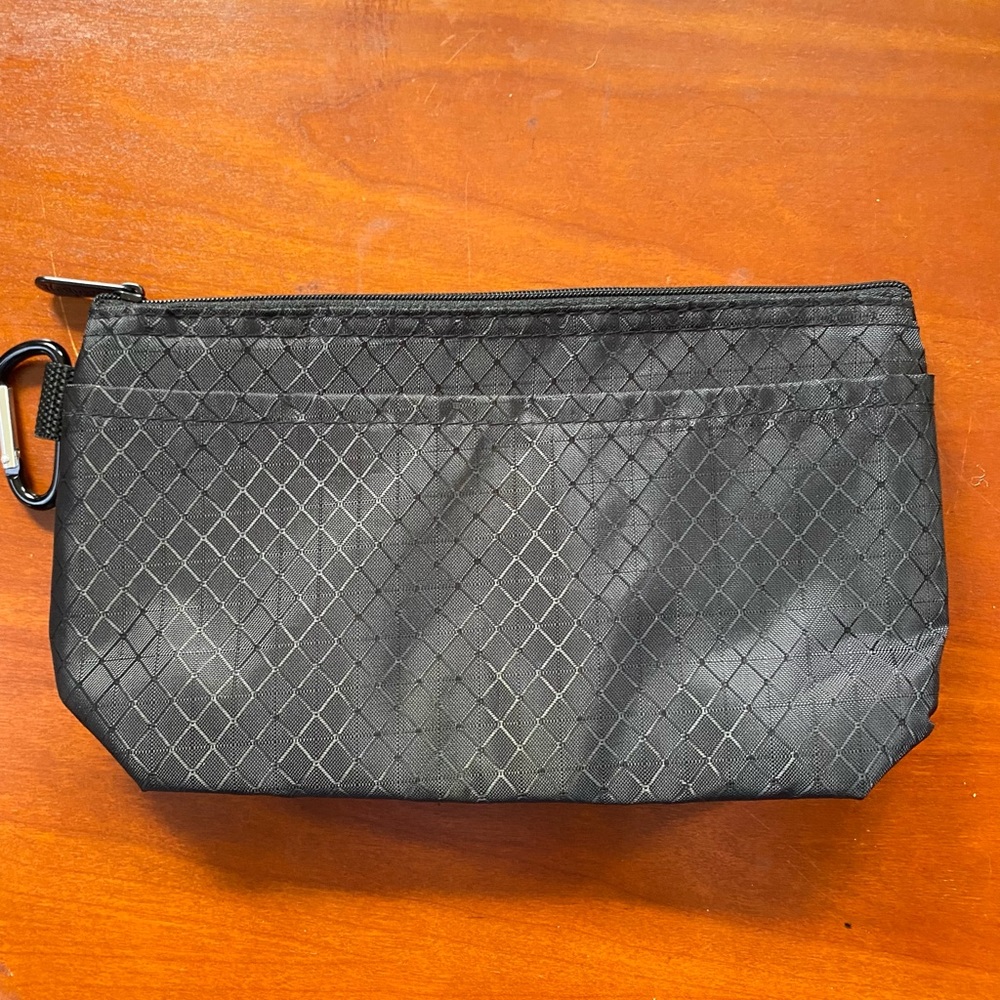 NIP CLEAR CLIP POUCH IN BLACK (9733) Retails $22